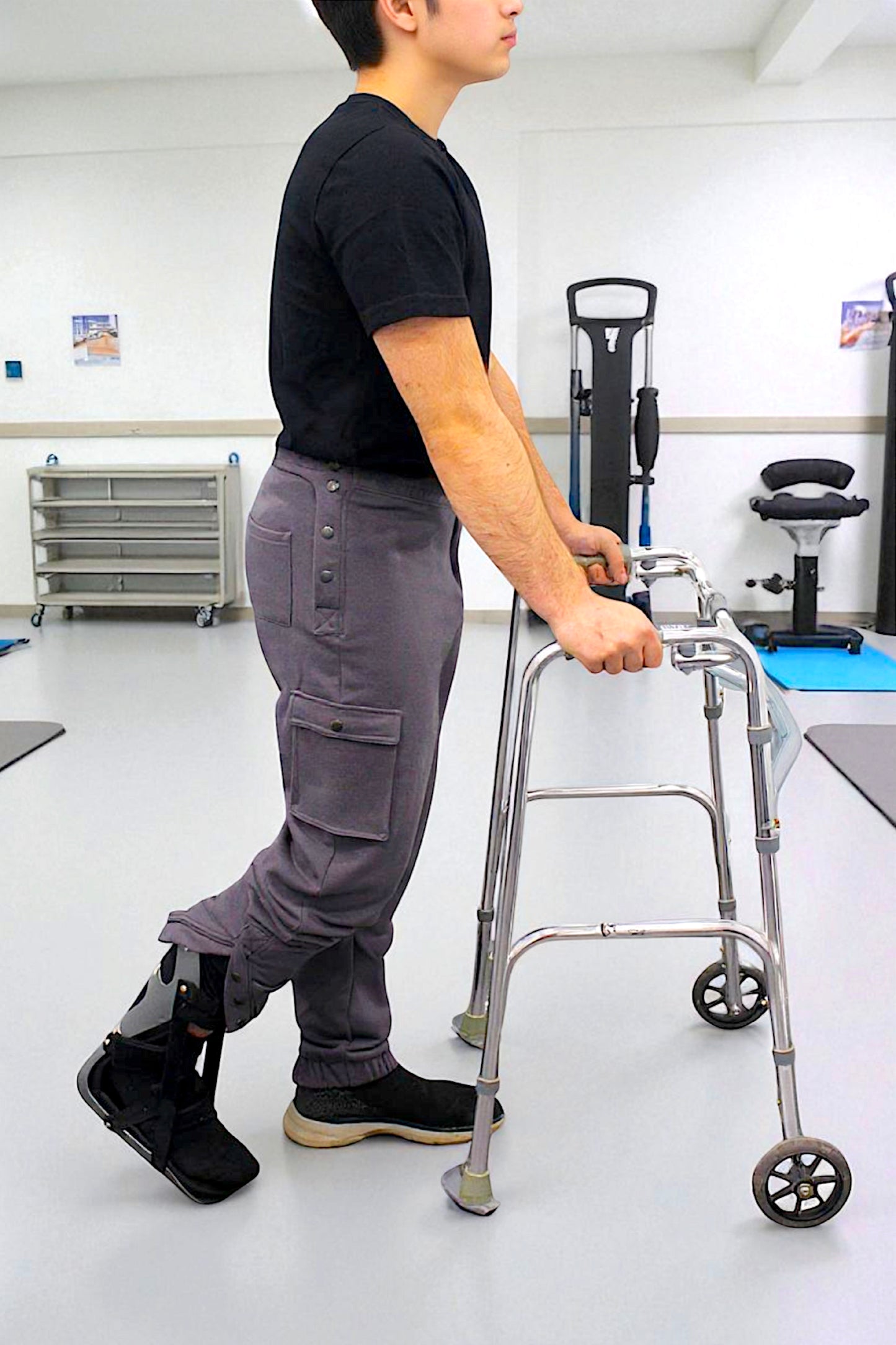 Adaptive Kids Cargo Joggers: Adjustable Elastic Waist & Side Zipper for Easy Undressing