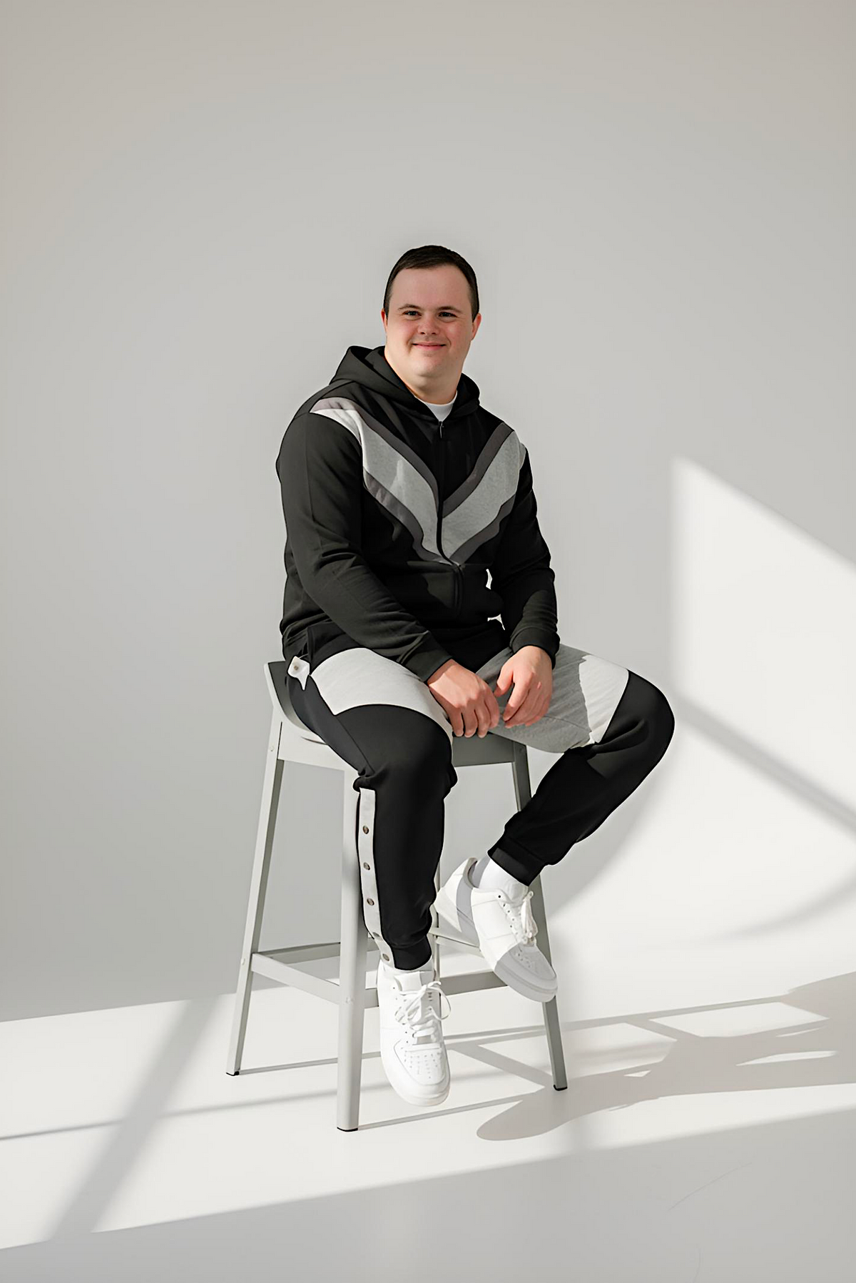 Men’s Adaptive Clothing Sweatshirt Hoodie Jacket, Magnetic Zipper, a Long Sleeve with Zipper for Easy Undressing, and Cargo Pocket