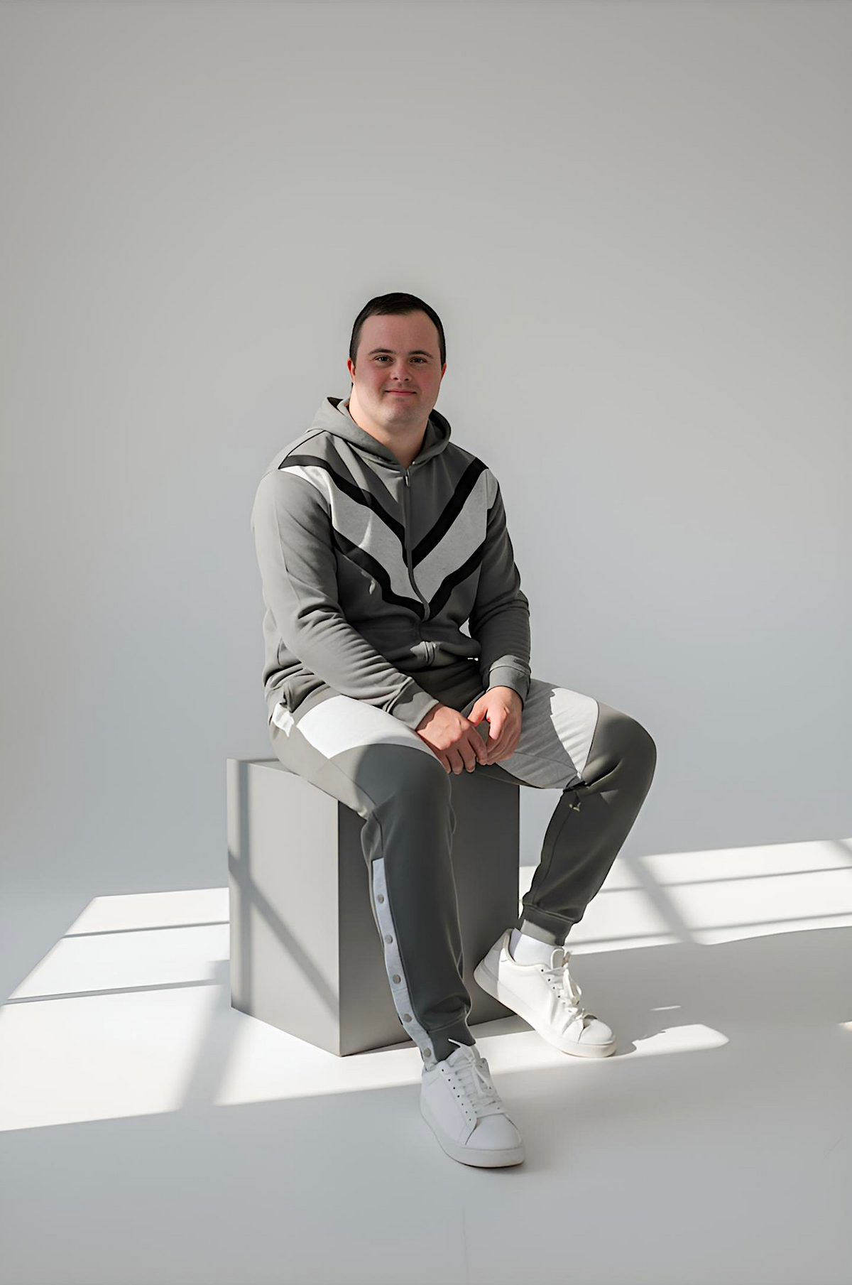 Men’s Adaptive Clothing Sweatshirt Hoodie Jacket, Magnetic Zipper, a Long Sleeve with Zipper for Easy Undressing, and Cargo Pocket
